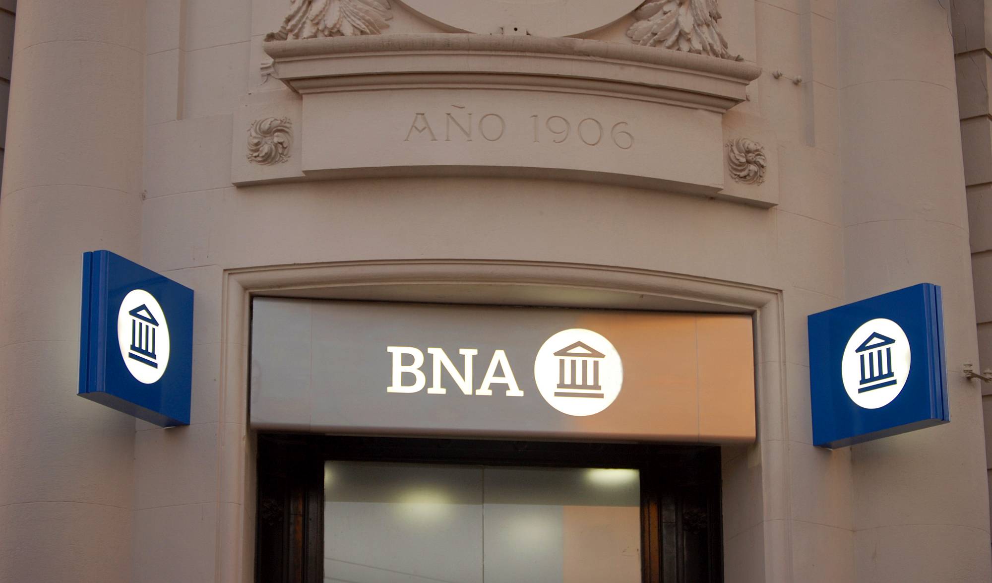 Bbanco de la nación argentina CARTEL dolores exterior2 BANCO NACIÓN