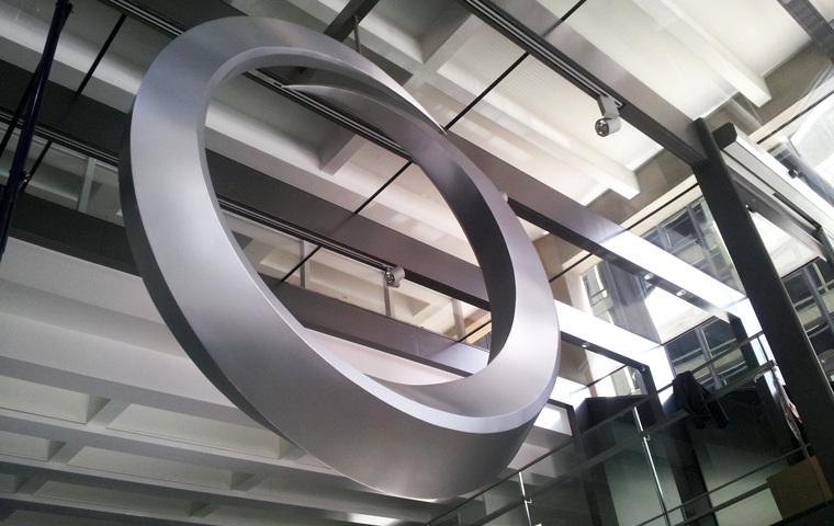 ospe escultura aluminio y poliuretano OSPE - Escultura corporativa en acero inoxidable.