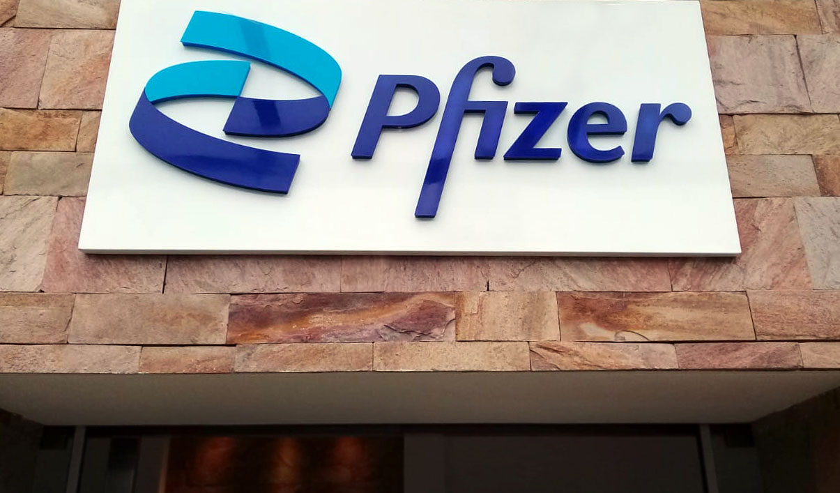 pfizer cartel exterior sobre blanco- PFIZER
