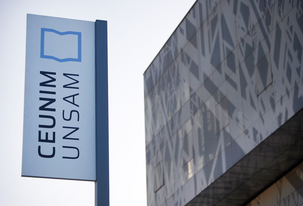 unsam cartele xterior columna aluminio UNSAM